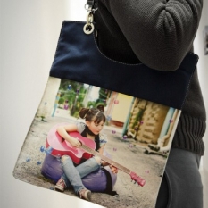 Muy cómodo y bonito bolso personalizado con tus fotos preferidas.